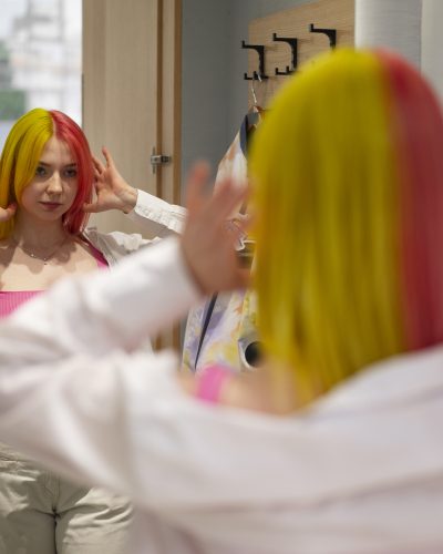 medium-shot-woman-shopping-mall